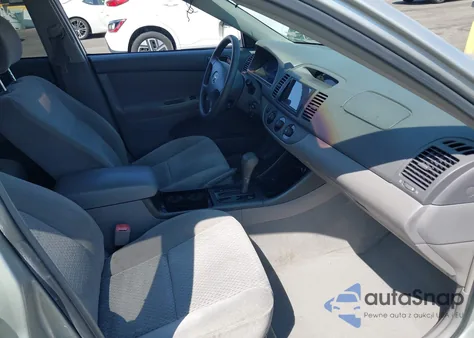 2004 Toyota Camry Le z USA, uszkodzony, nr VIN 4T1BE32K64U849232